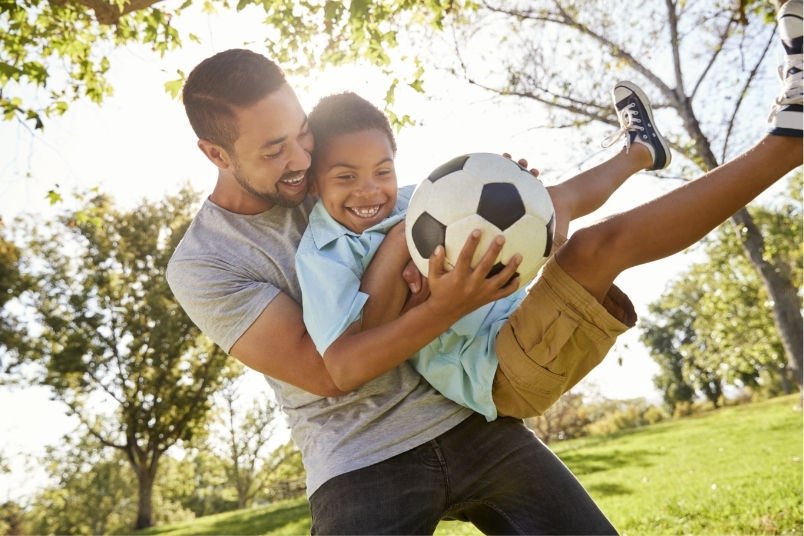 Acción de fútbol padre-hijo